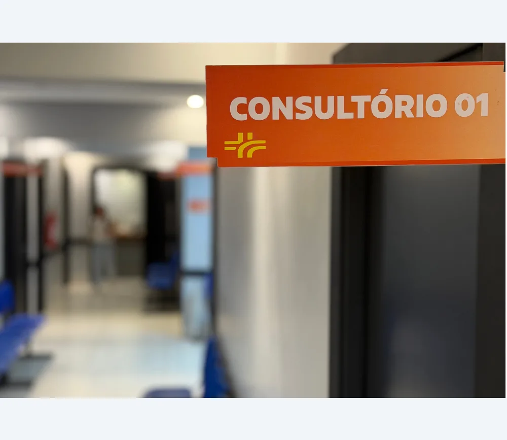 Corredor de consultórios do Edifício Saúde, com a placa do Consultório 01