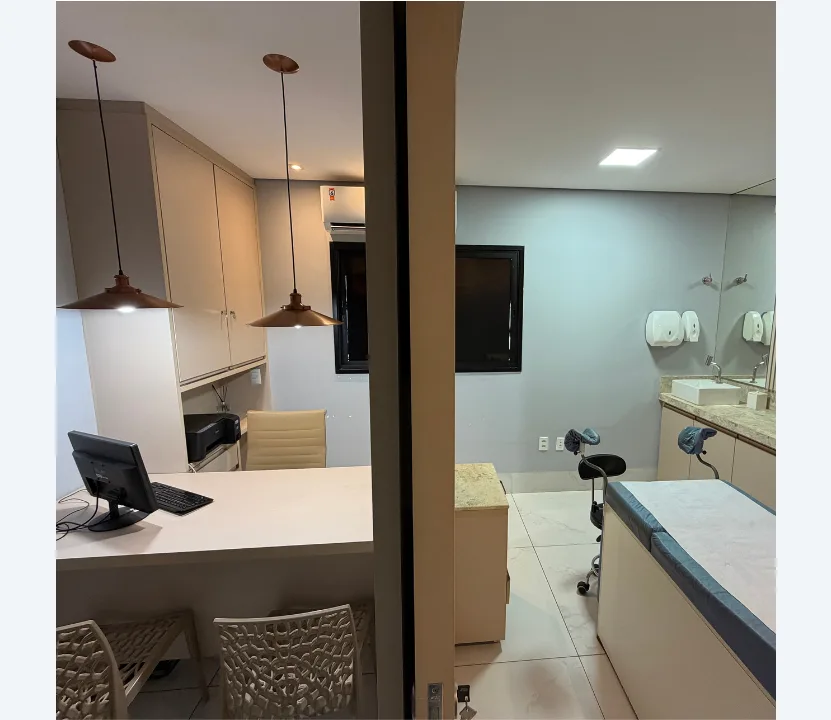 Consultório do Edifício Saúde com sala de procedimentos ao lado, com maca e pia